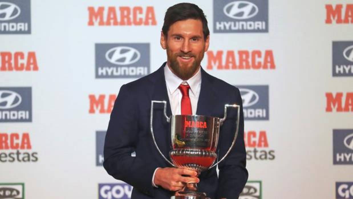 Leo Messi posa con el trofeo pichichi y el premio Di Stéfano