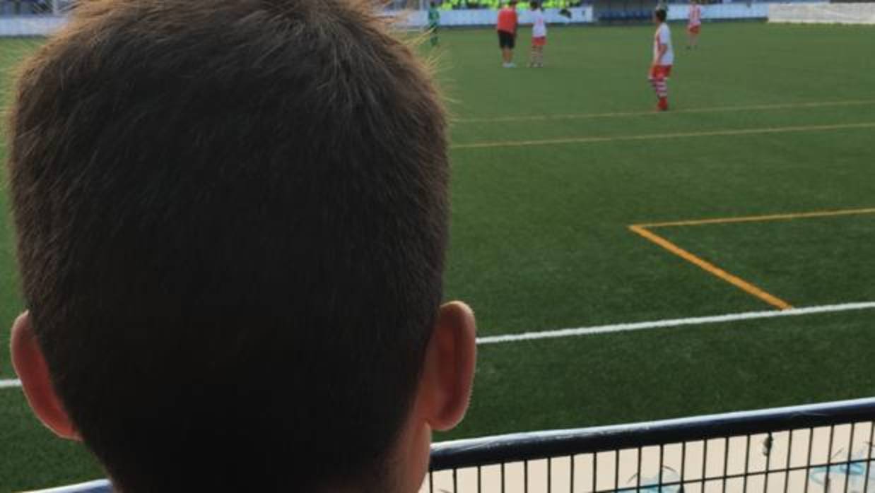 Un joven ve un partido de la UD Las Coloradas, el equipo goleado este fin de semana
