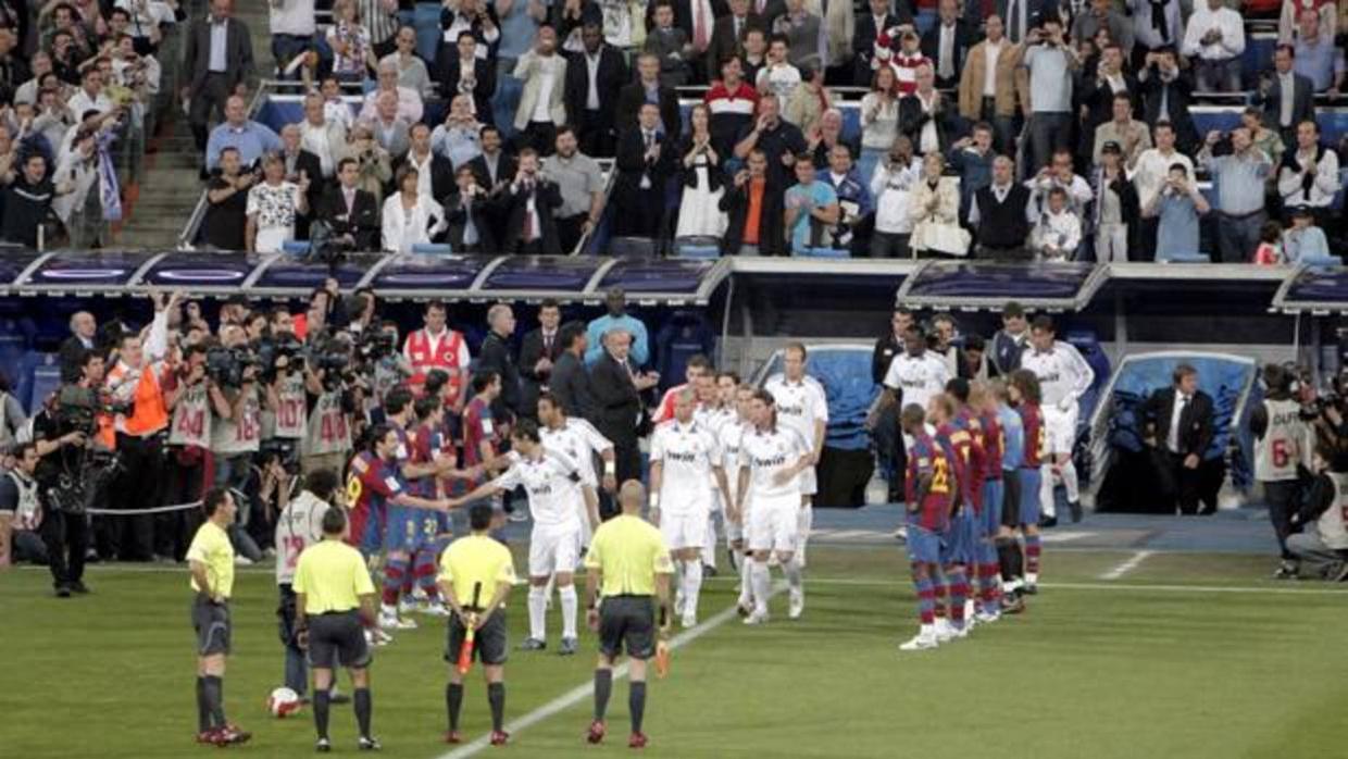 El Barcelona le hizo el pasillo al Real Madrid en el Bernabéu en 2008