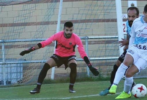 José Mari, ejerciendo como portero en otro partido del Agoncillo