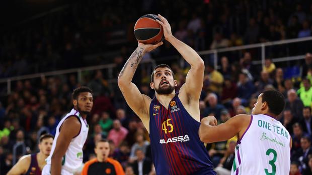 El Unicaja ahonda en la crisis de un Barça despedido con silbidos