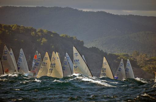 La tramontana de 30 nudos anima la Christmas Race