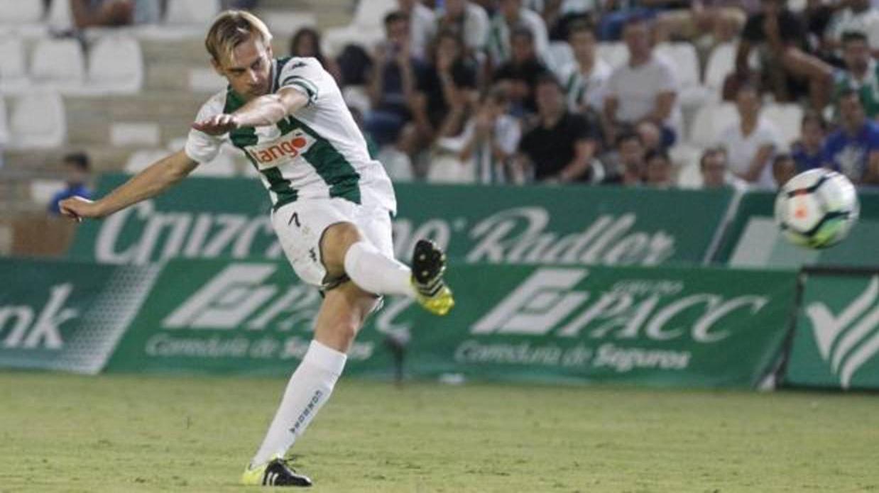 El centrocampista cordobés del Córdoba CF Javi Lara golpea el esférico