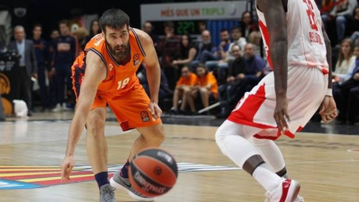 El entrenador del Valencia, Txus Vidorreta, durante el partido ante el Zalgiris