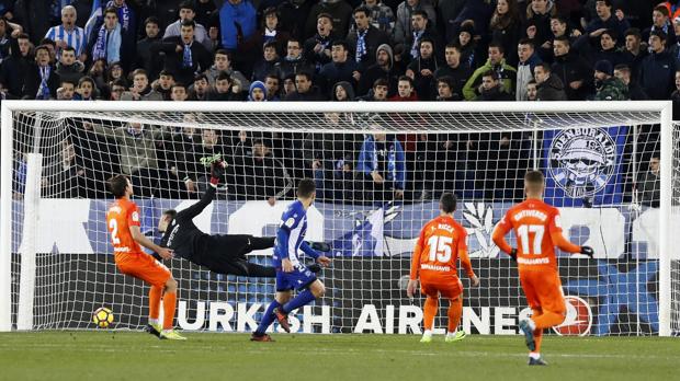 El Alavés sale del descenso a costa de hundir al Málaga