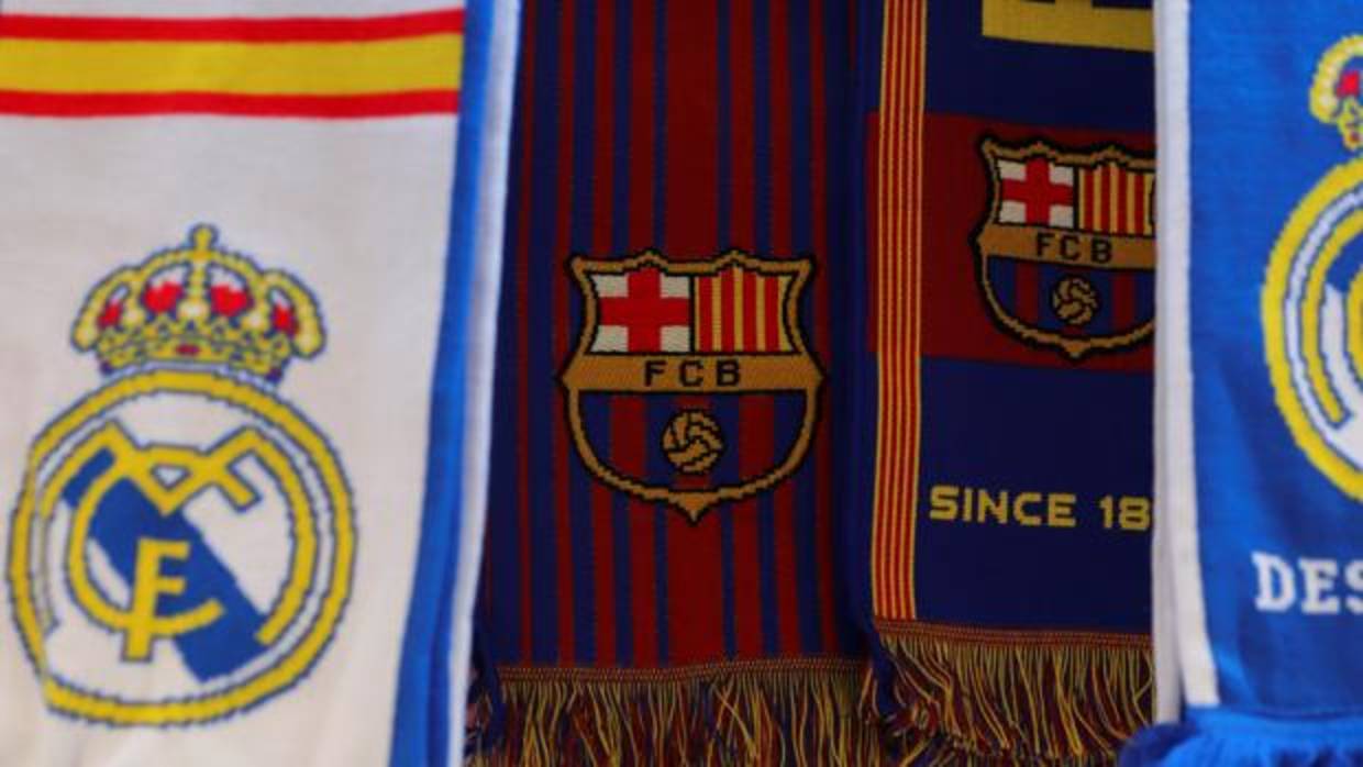 Bufandas de Real Madrid y Barcelona en un puesto de venta en Madrid