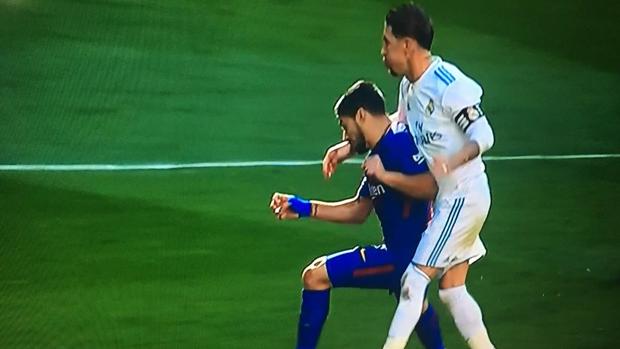 Ramos se jugó la roja por un manotazo a Luis Suárez