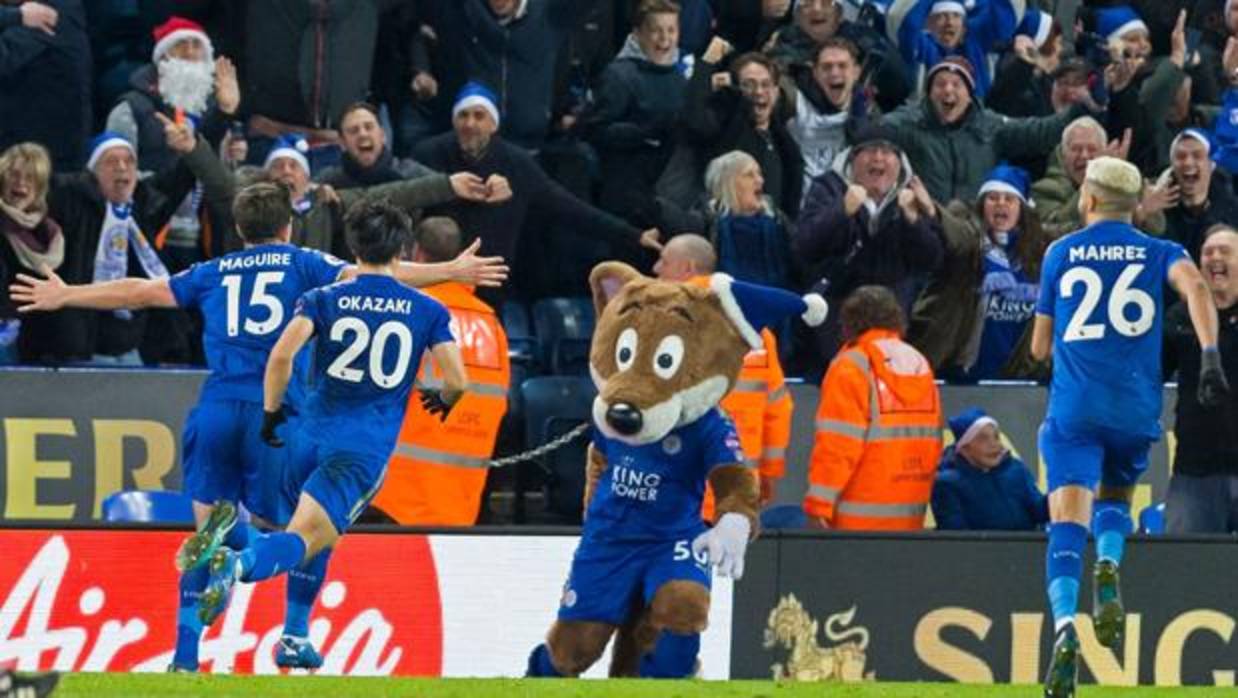 Maguire, del Leicester, celebra un gol con los aficionados