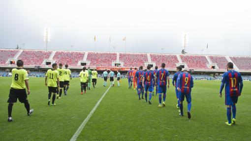 Los jugadores del Eldense y el Barça el día del 12-0