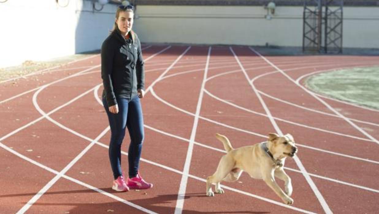 Lia Beel y su perro guía Spenzer, en la pista de atletismo