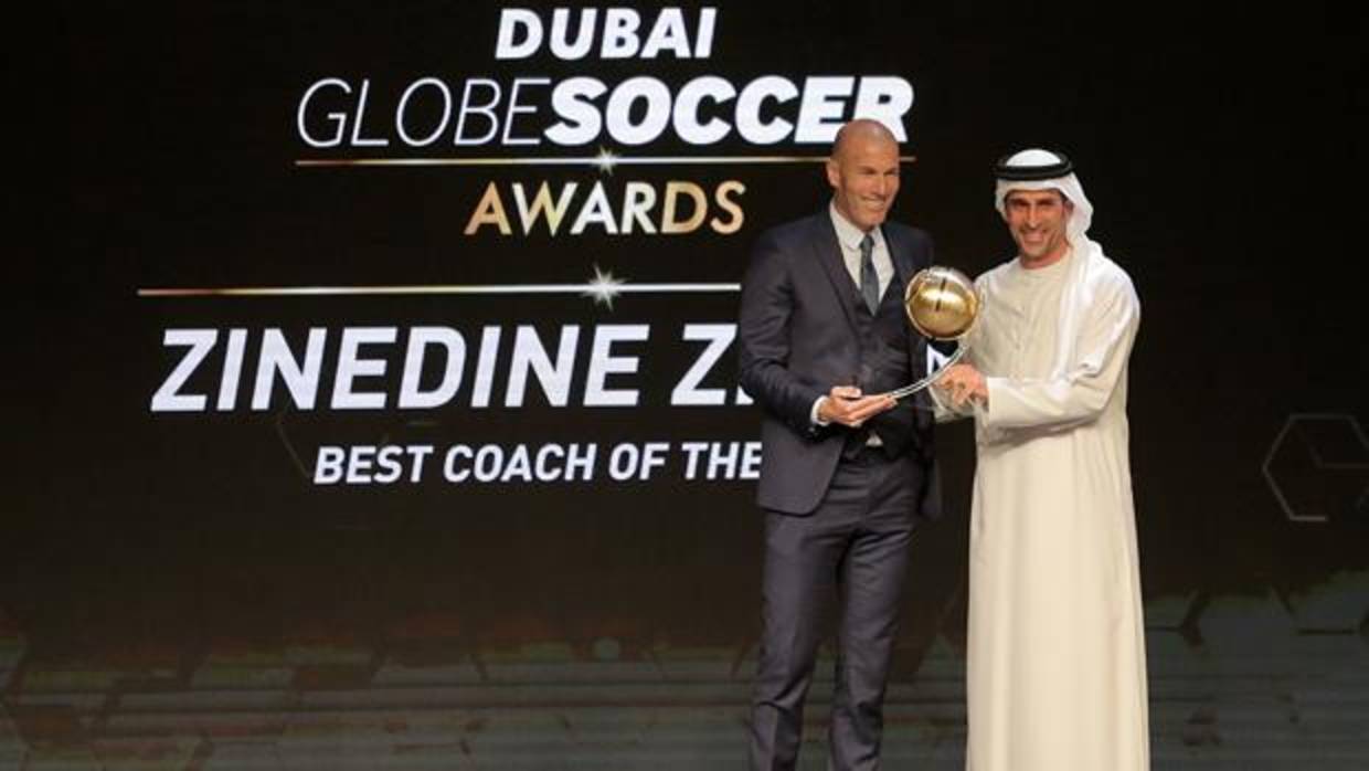 Zinedine Zidane recibe el premio al mejor entrenador del año