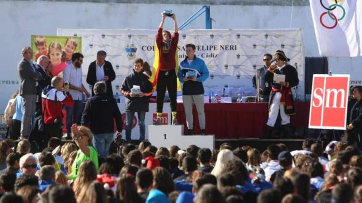 Los campeones reciben sus trofeos de las Olimpiadas Marianistas en el colegio San Felipe Neri
