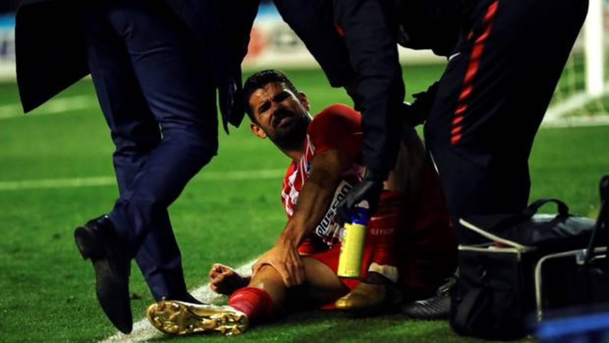 Diego Costa se duele de su pierna derecha tras el golpe recibido