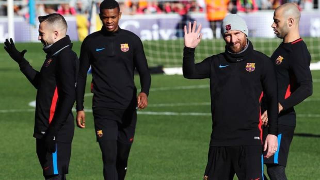 Leo Messi saluda durante el entrenamiento de este pasado viernes