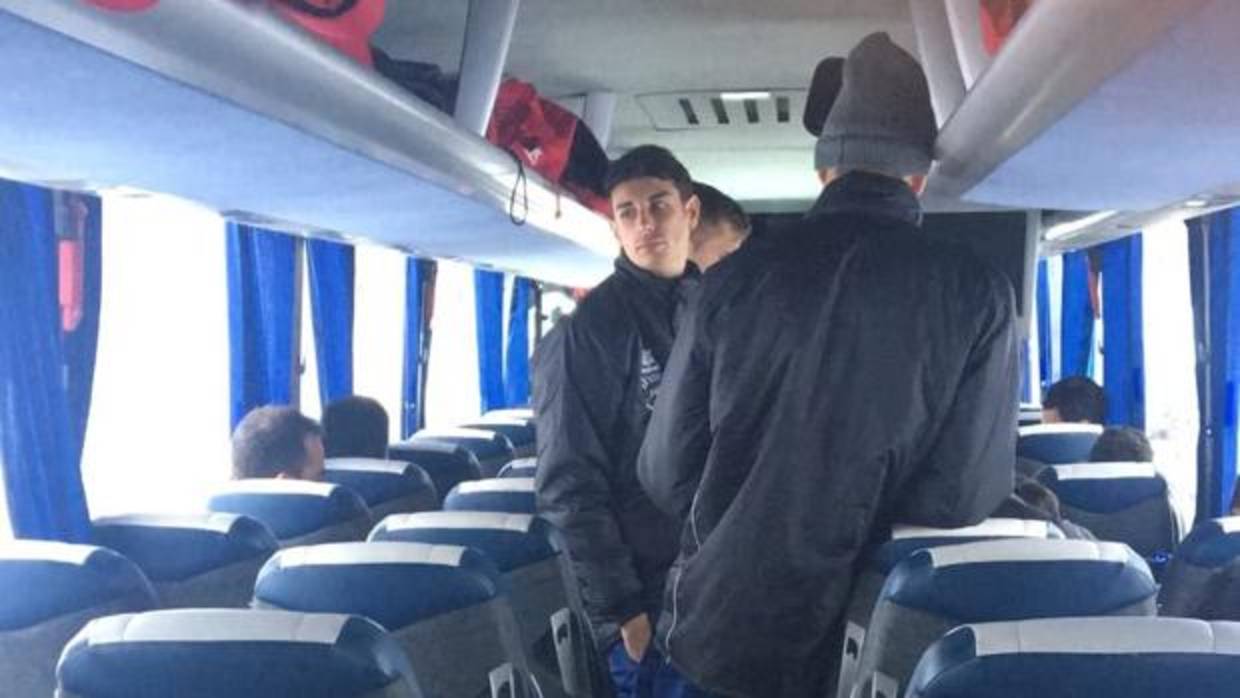 Los jugadores del Cerceda, en el interior del autobús