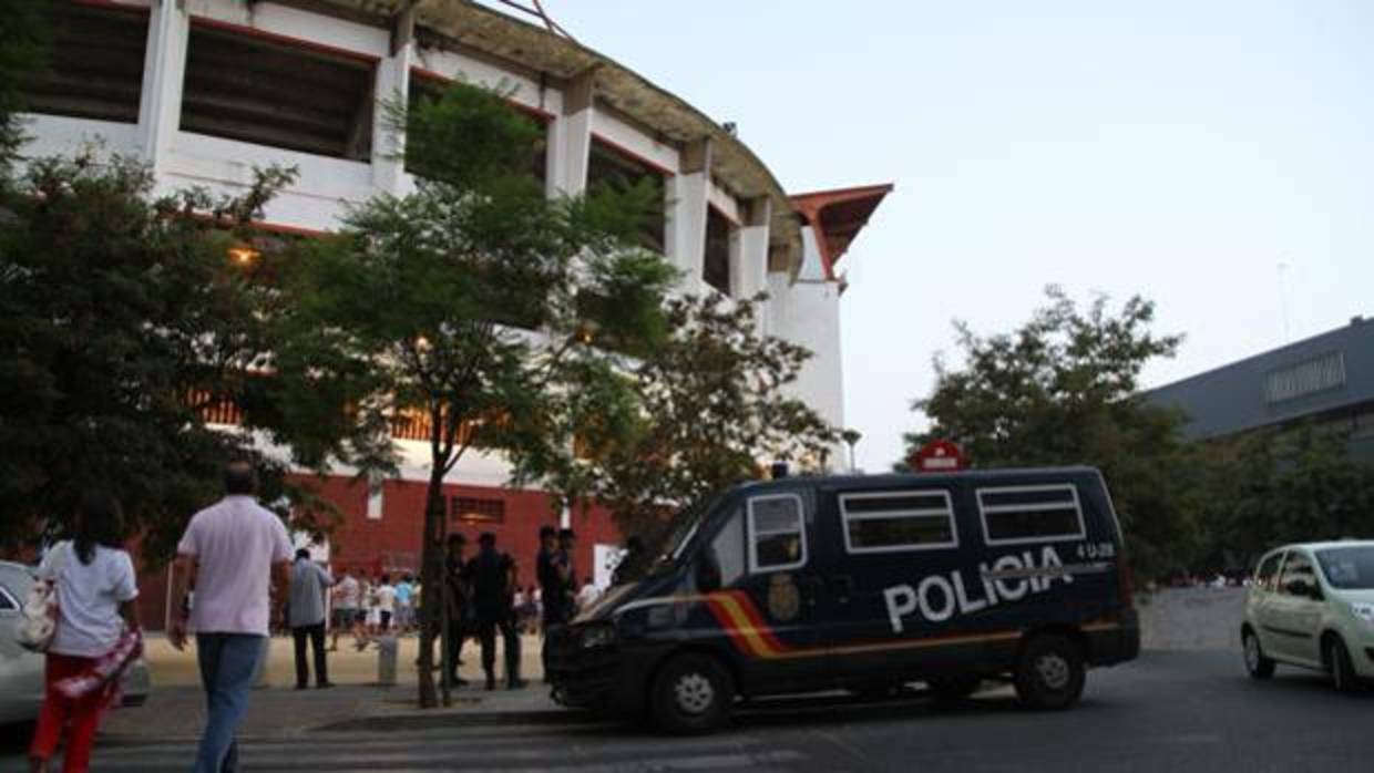 Agentes de la Policía Nacional junto al Ramón Sánchez-Pizjuán