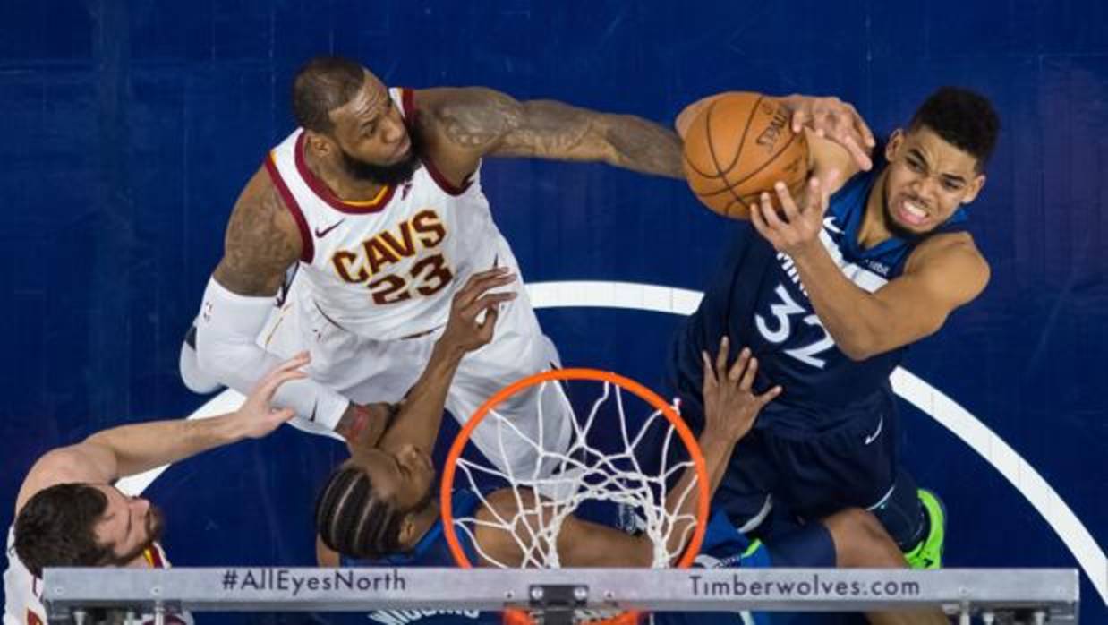 LeBron James tapona a Karl-Anthony Towns durante el partido