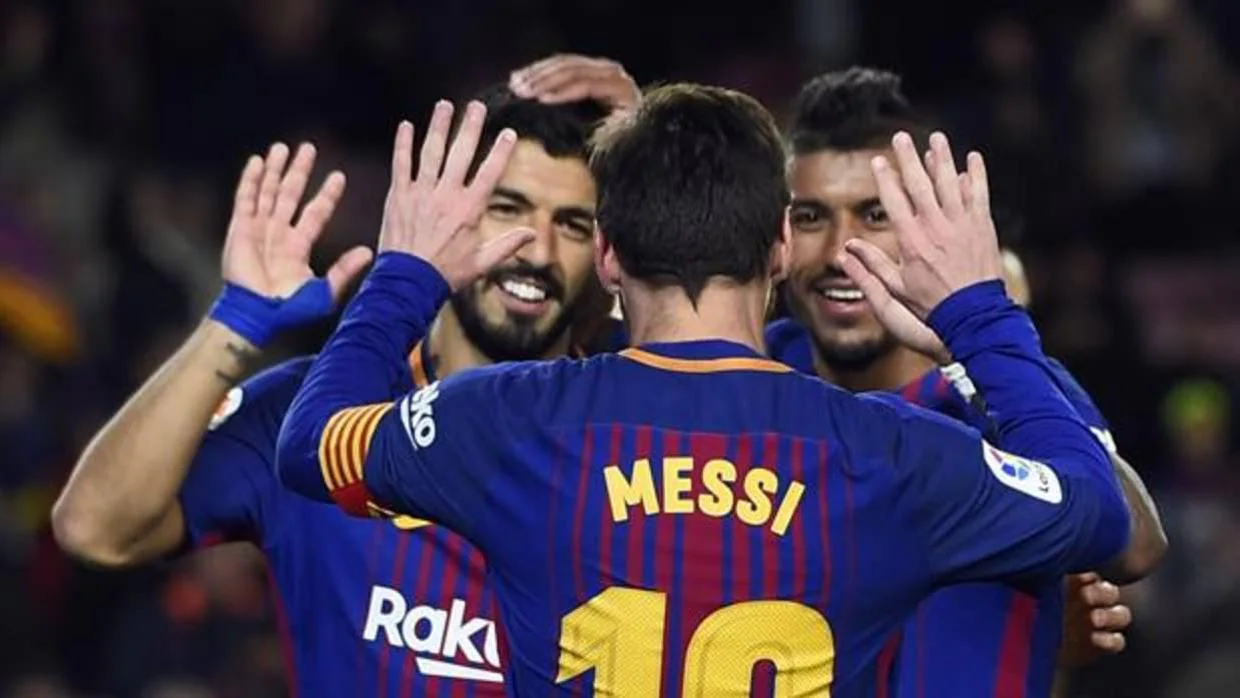 Leo Messi, Paulinho y Luis Suárez festejan un gol