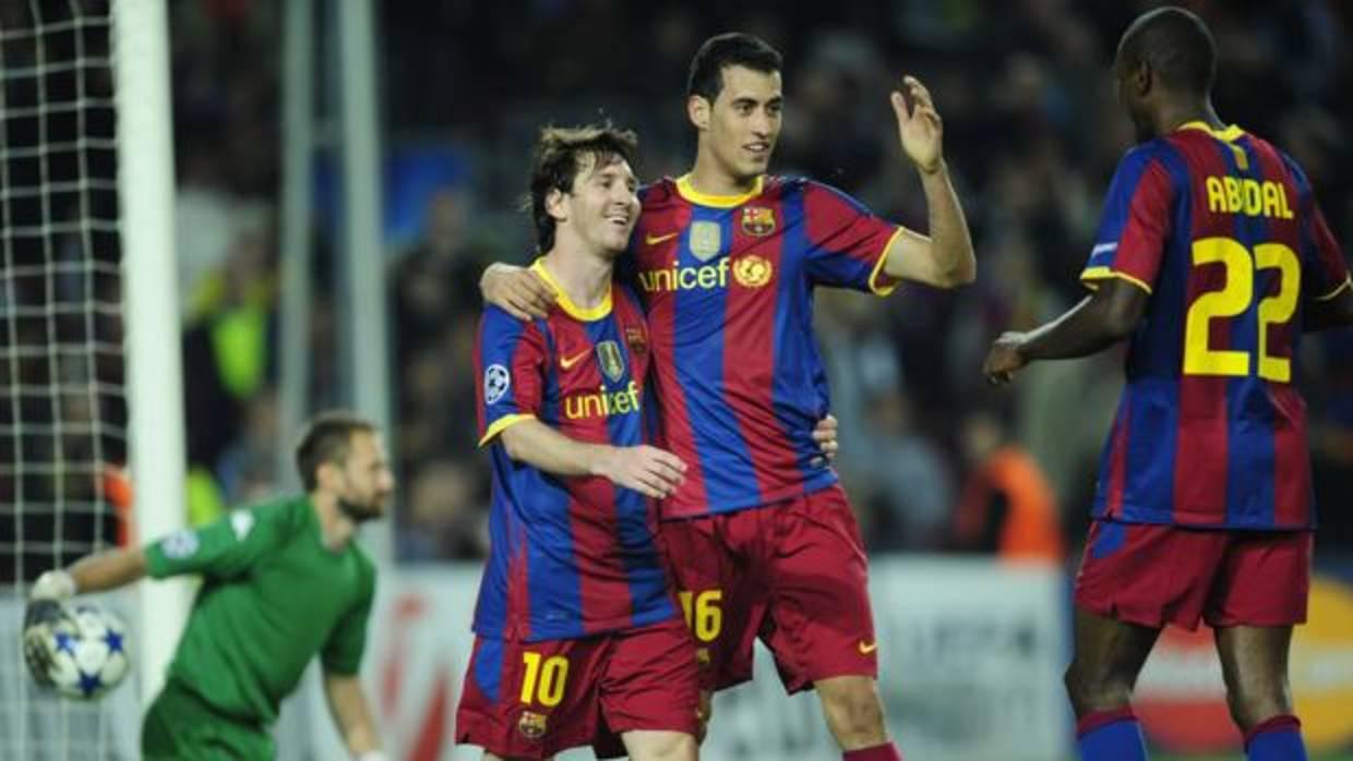 Eric Abidal, Sergio Busquets y Leo Messi durante un partido