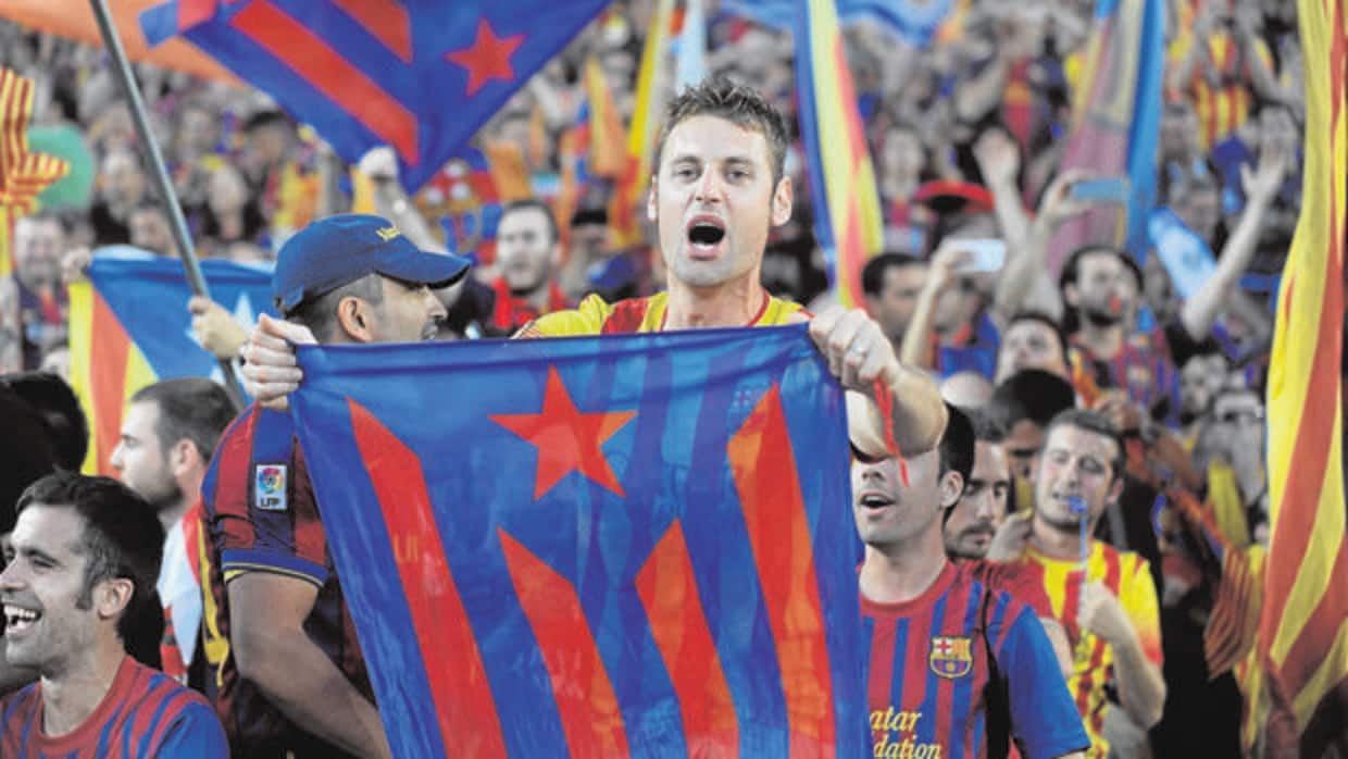 Aficionados con banderas independentistas en el Camp Nou