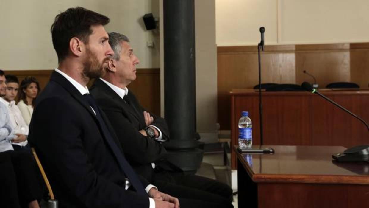 Lionel Messi y su padre, Jorge Horacio, en la Audiencia de Barcelona durante el juicio por delitos fiscales, en junio de 2016