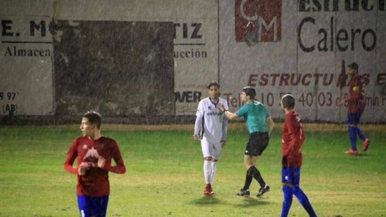 Una imagen del partido, que se disputó bajo la lluvia
