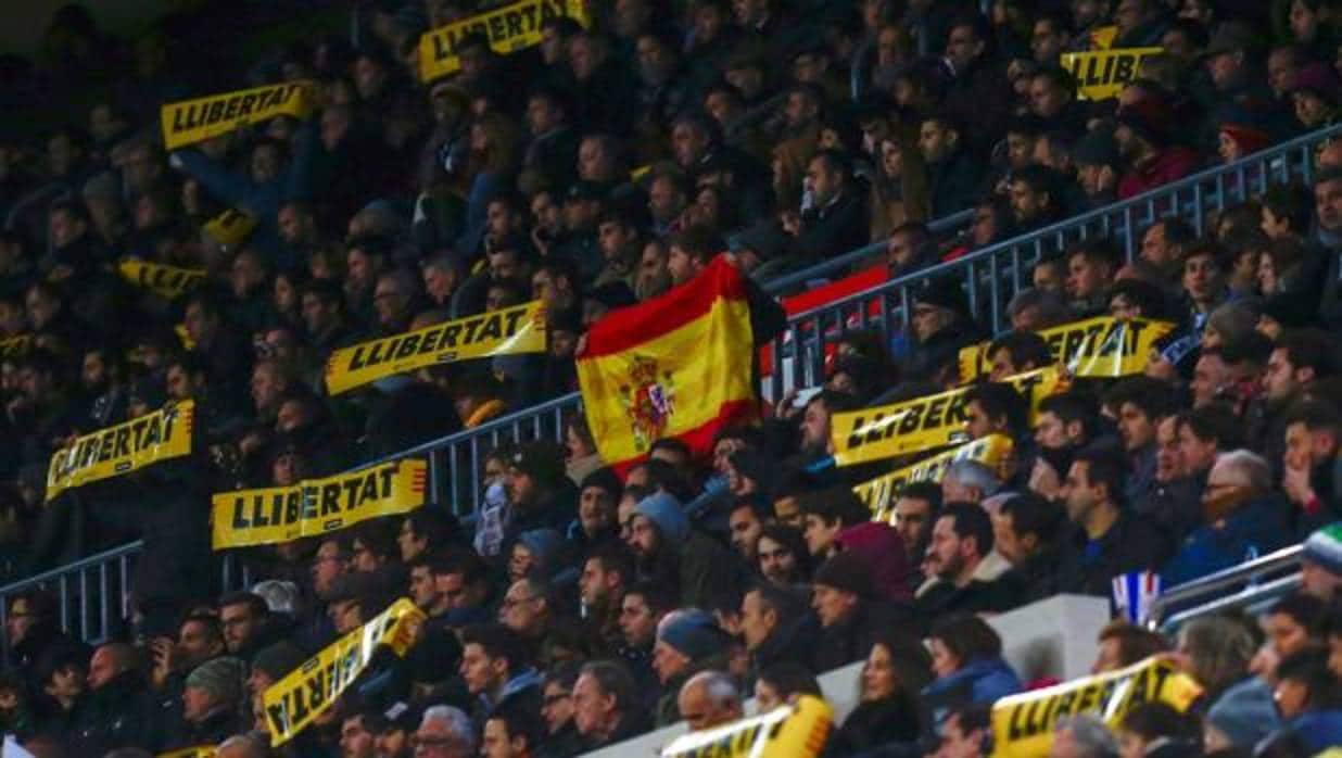 La bandera española, en las gradas del Camp Nou