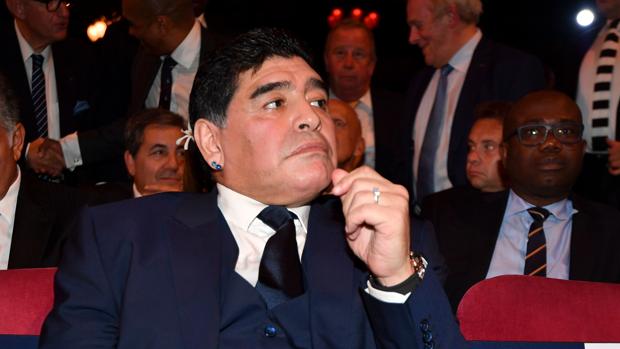 Maradona critica al Sevilla por la destitución de Berizzo