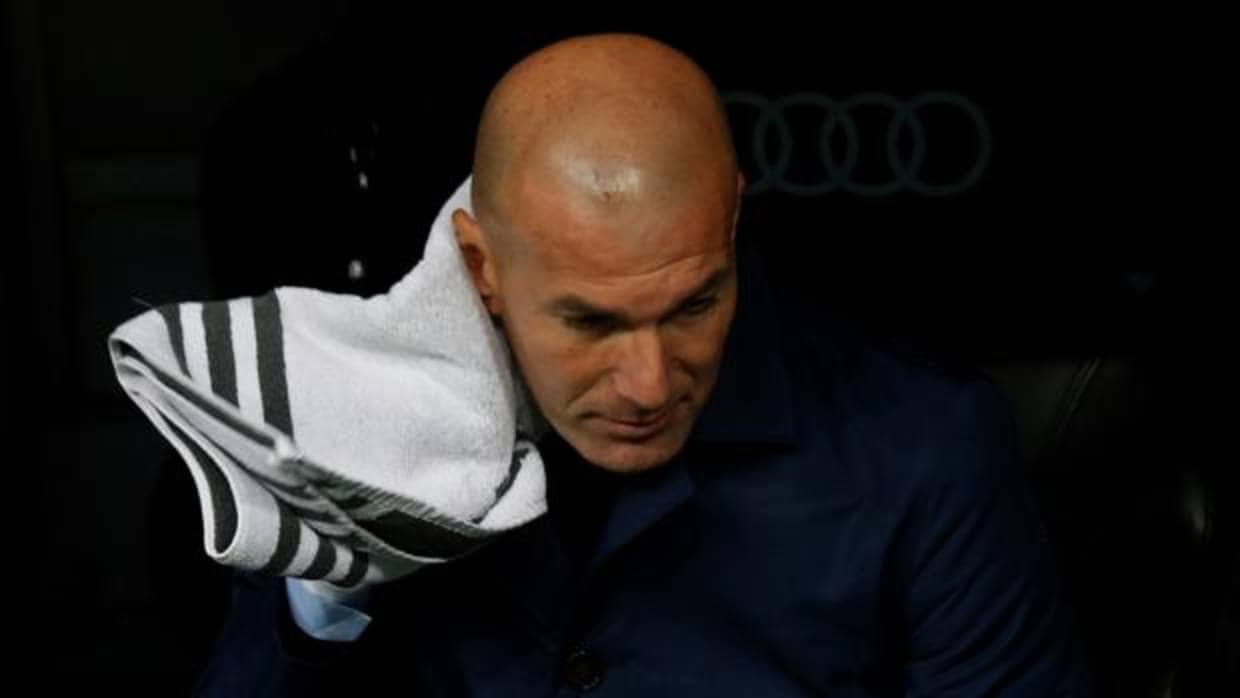 Zidane se refugia de la lluvia en el banquillo del Madrid
