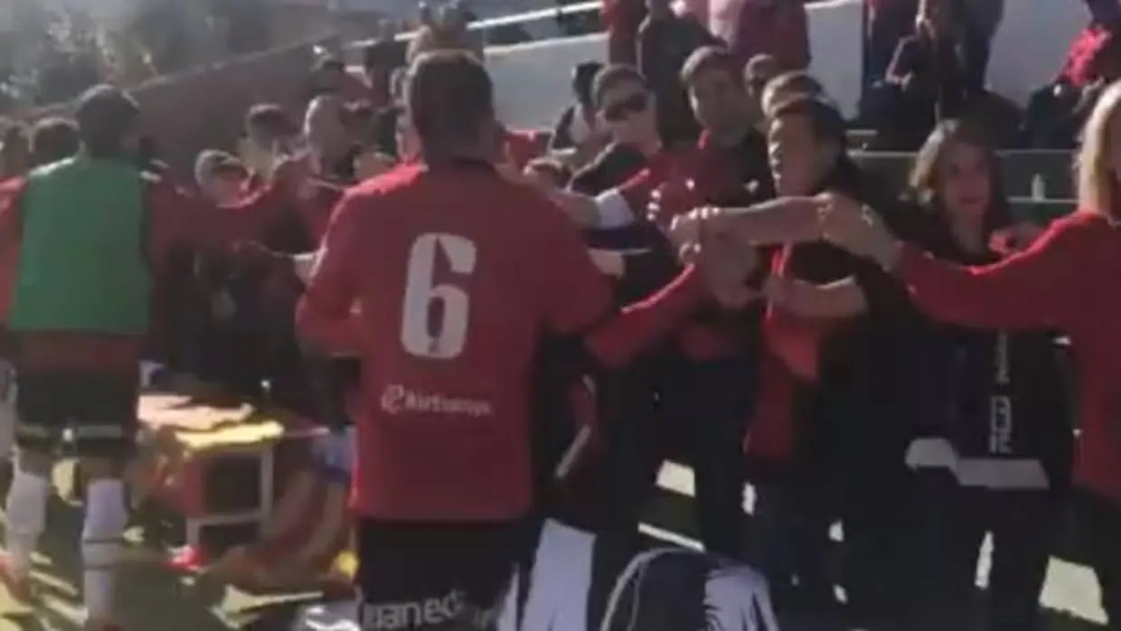 Los jugadores del Mallorca saludan a su afición al término del partido