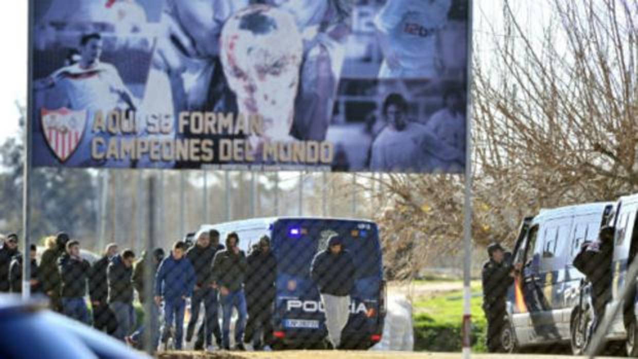 Algunos miembros de los Biris salen de la ciudad deportiva tras hablar con los jugadores