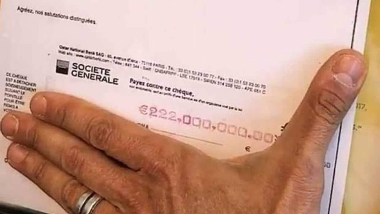 Marcos Motta enseña el famoso cheque de 222 millones