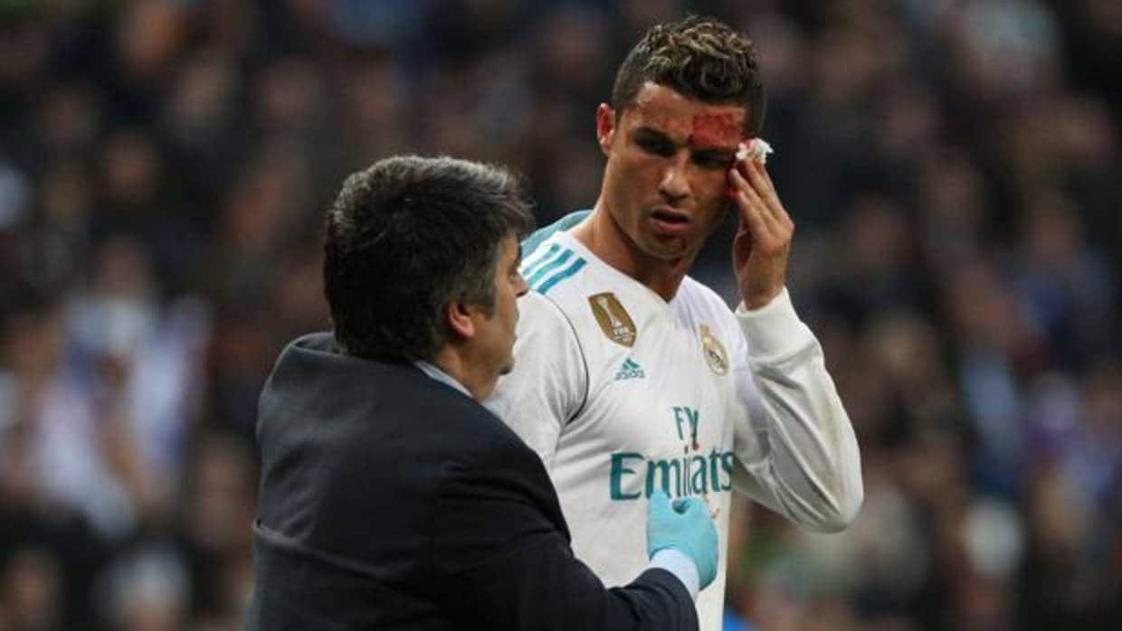 Cristiano Ronaldo se mira en un teléfono móvil tras ser golpeado