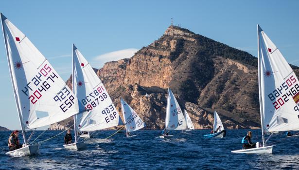 Más de 100 regatistas inauguran en Altea el calendario valenciano de vela ligera