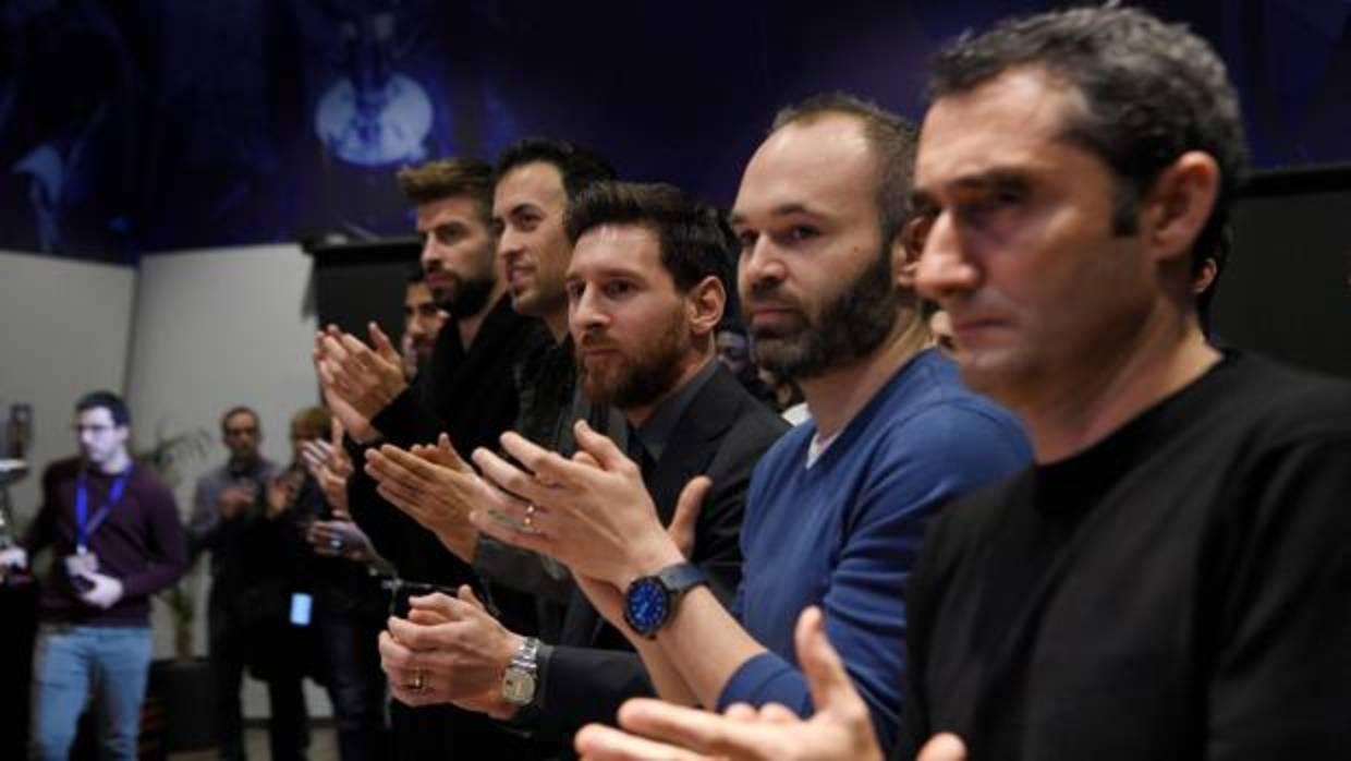 Valverde y varios jugadores durante la despedida de Mascherano