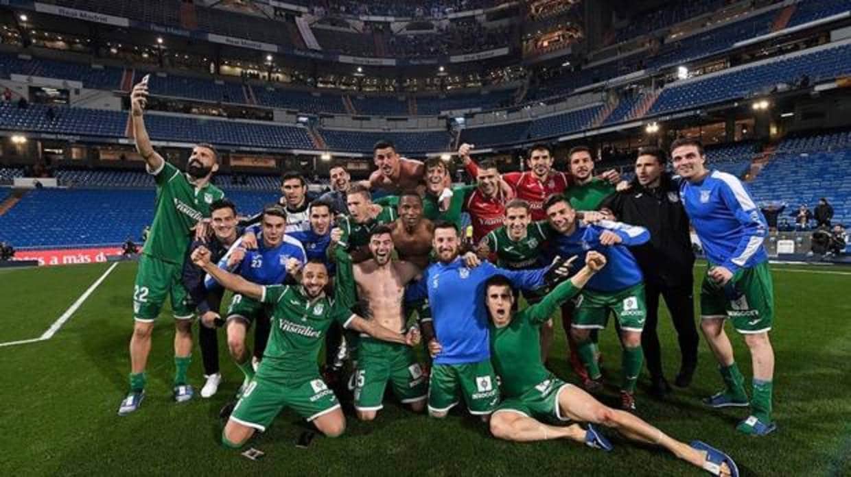 Los jugadores del Leganés celebran su clasificación en el Santiago Bernabéu