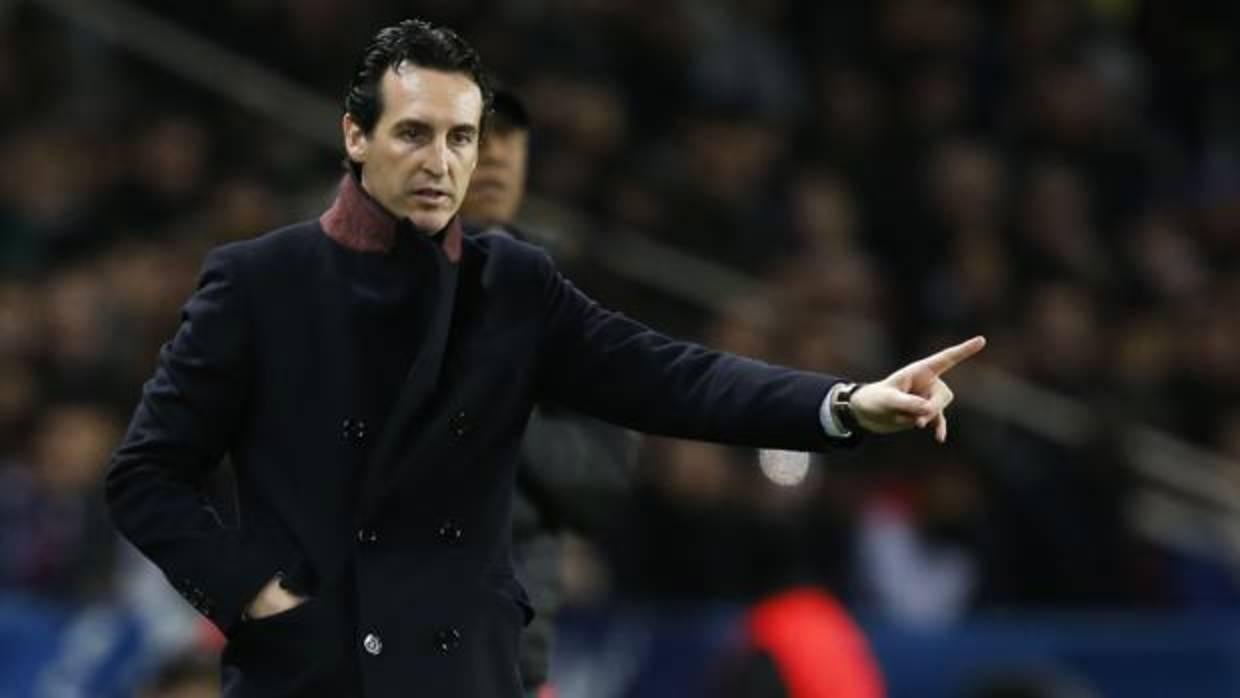 Unai Emery dirige desde la banda a su equipo en el partido frente el Guingamp