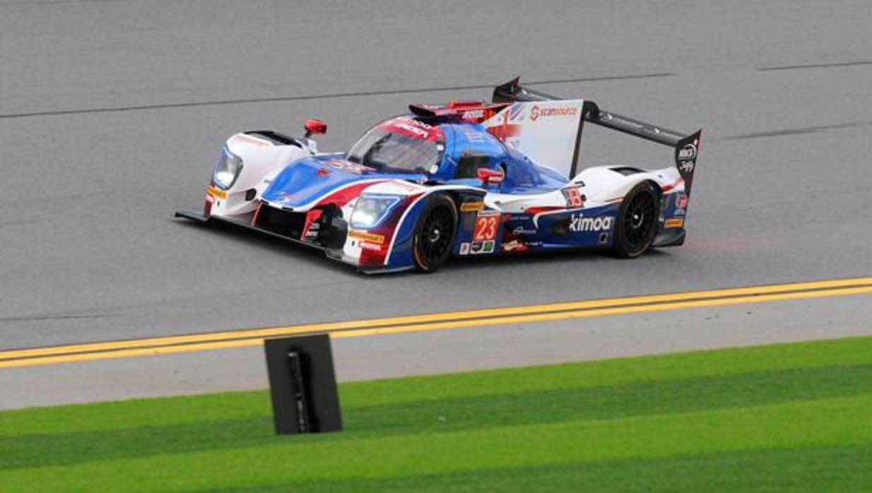 El piloto español Fernando Alonso conduce su vehículo Ligier LMP2 durante la sesión de clasificaciones