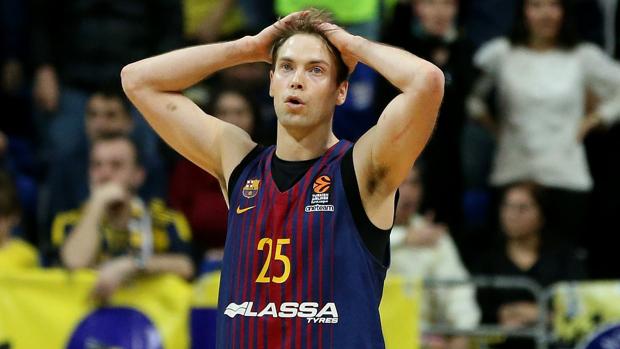 Victoria centenaria del Barça en un derbi sin brillo