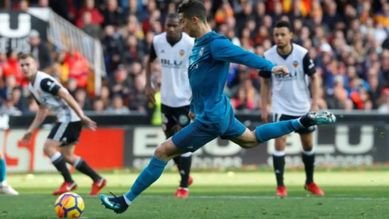 Cristiano Ronaldo dispara desde los once metros en el partido frente al Valencia