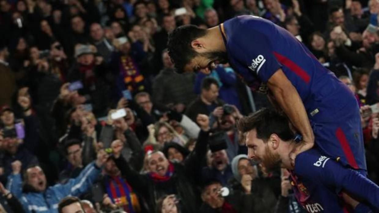 Messi y Suárez celebran el gol de la victoria del Barcelona
