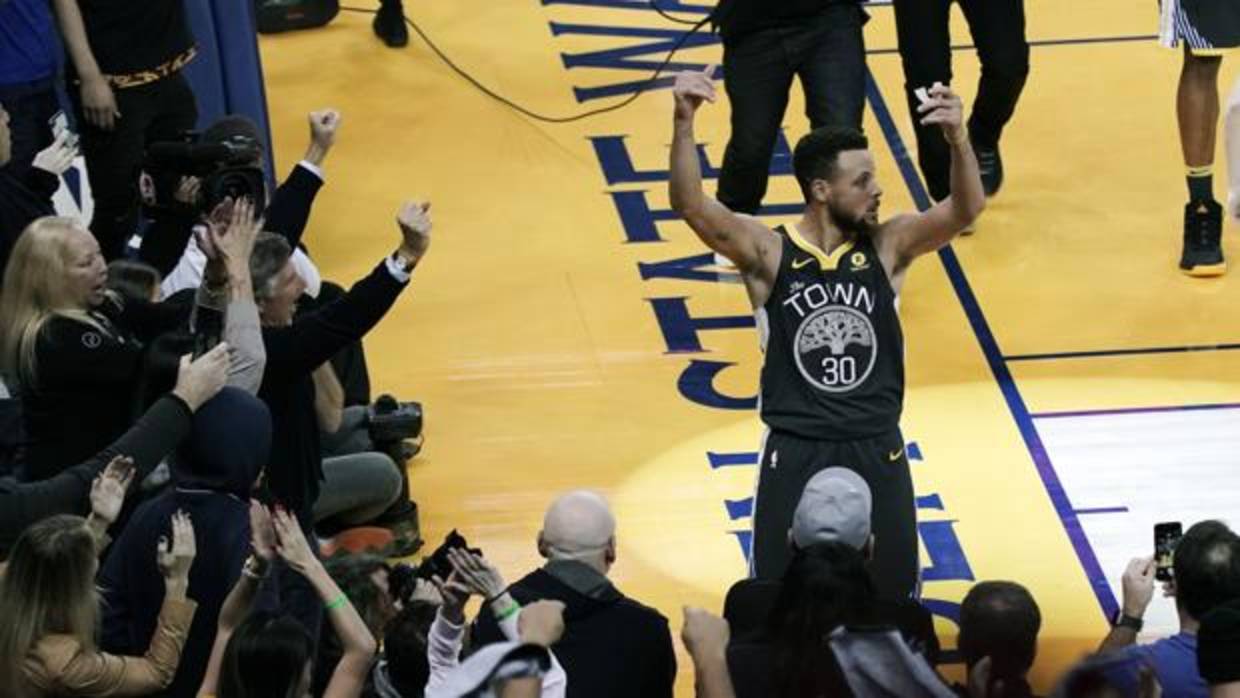 Curry celebra la victoria con su público
