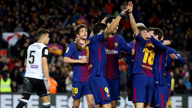 El Barça gana a un Valencia inane