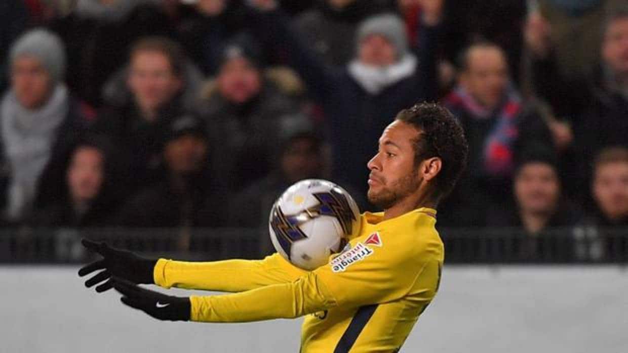 Neymar controla un balón en el partido ante el Stade de Rennes