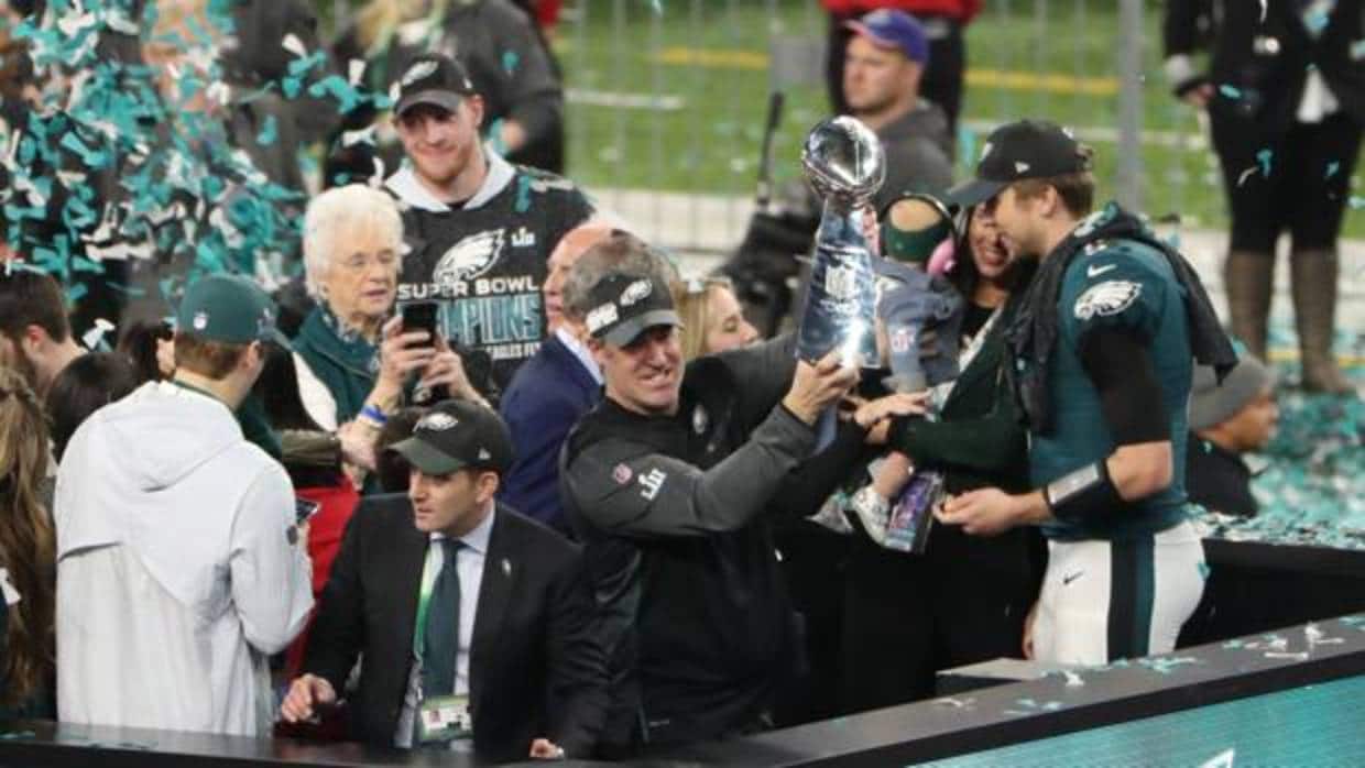 El entrenador de los Philadelphia Eagles, Doug Pederson, levanta el trofeo de la Super Bowl