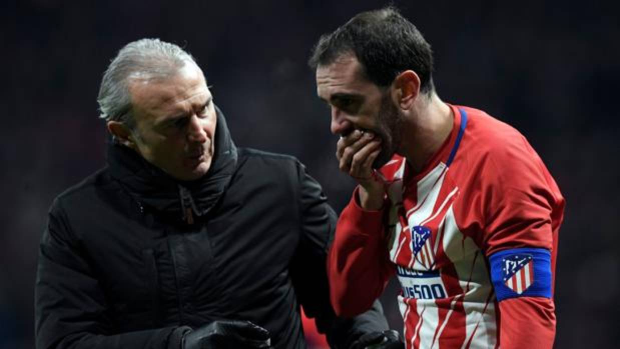 Diego Godín abandona el césped tras sufrir el golpe ante Neto