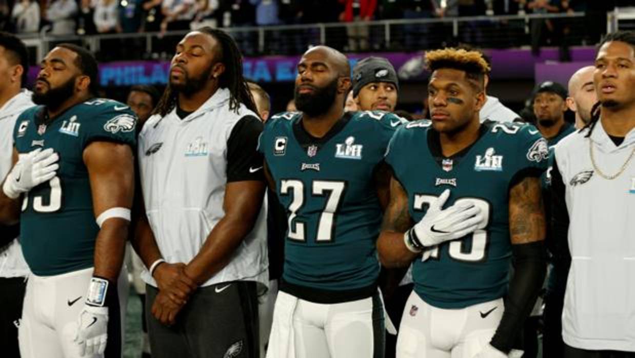 Jugadores de los Eagles escuchando el himno norteamericano antes de la final de la NFL