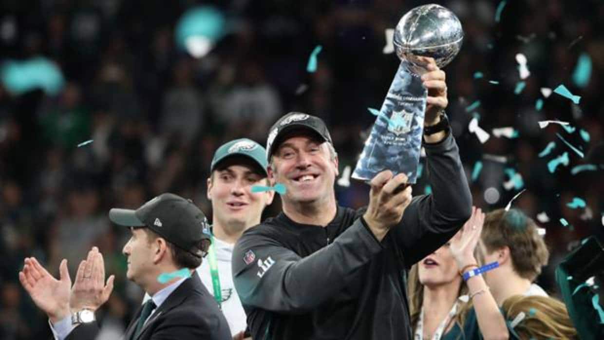 Doug Pederson, entrenador de los Eagles, levanta el título de la Super Bowl