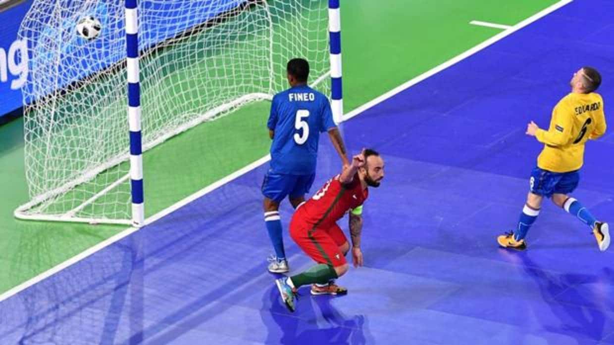 Ricardinho celebra uno de sus goles ante Azerbaiyán