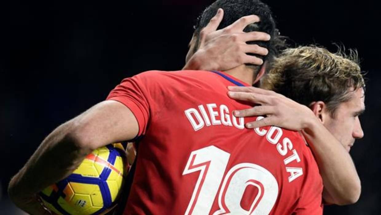 Diego Costa y Griezmann celebran un gol con el Atlético